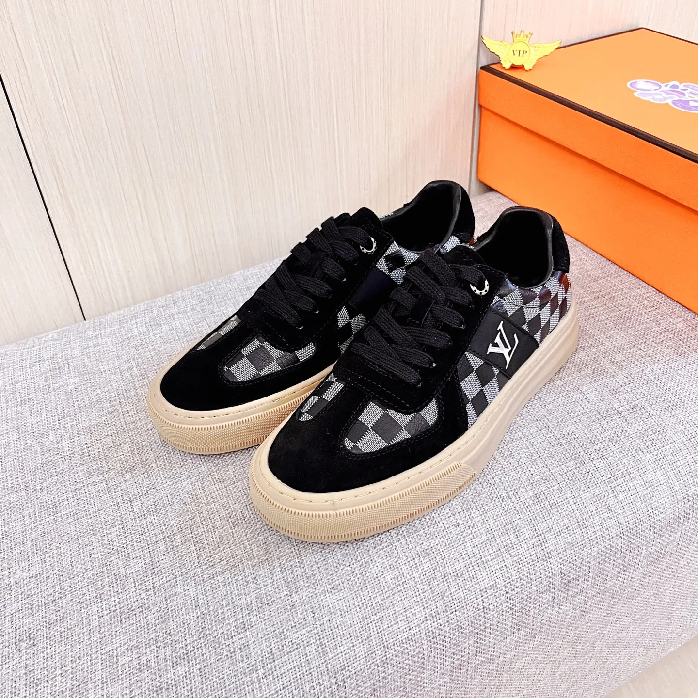 🚘🚘Factory batch 400💰[LV]🔥Louis Vuitton, high-end men's shoes brand, official website 1:1 latest masterpiece: the upper is made of first-layer cowhide imported from Italy with a comfortable and breathable lining➕original non-slip and wear-resistant outsole🔥, making walking more convenient and comfortable! An exclusive new model, a stunning work, a beautiful 1:1 replica [color] compared to the official quality! Create a fashionable personality to set off your uniqueness! A must-have for trendy men! Classic🔥Size: 38-44 Color: 🔥 2⃣️colors available🔥